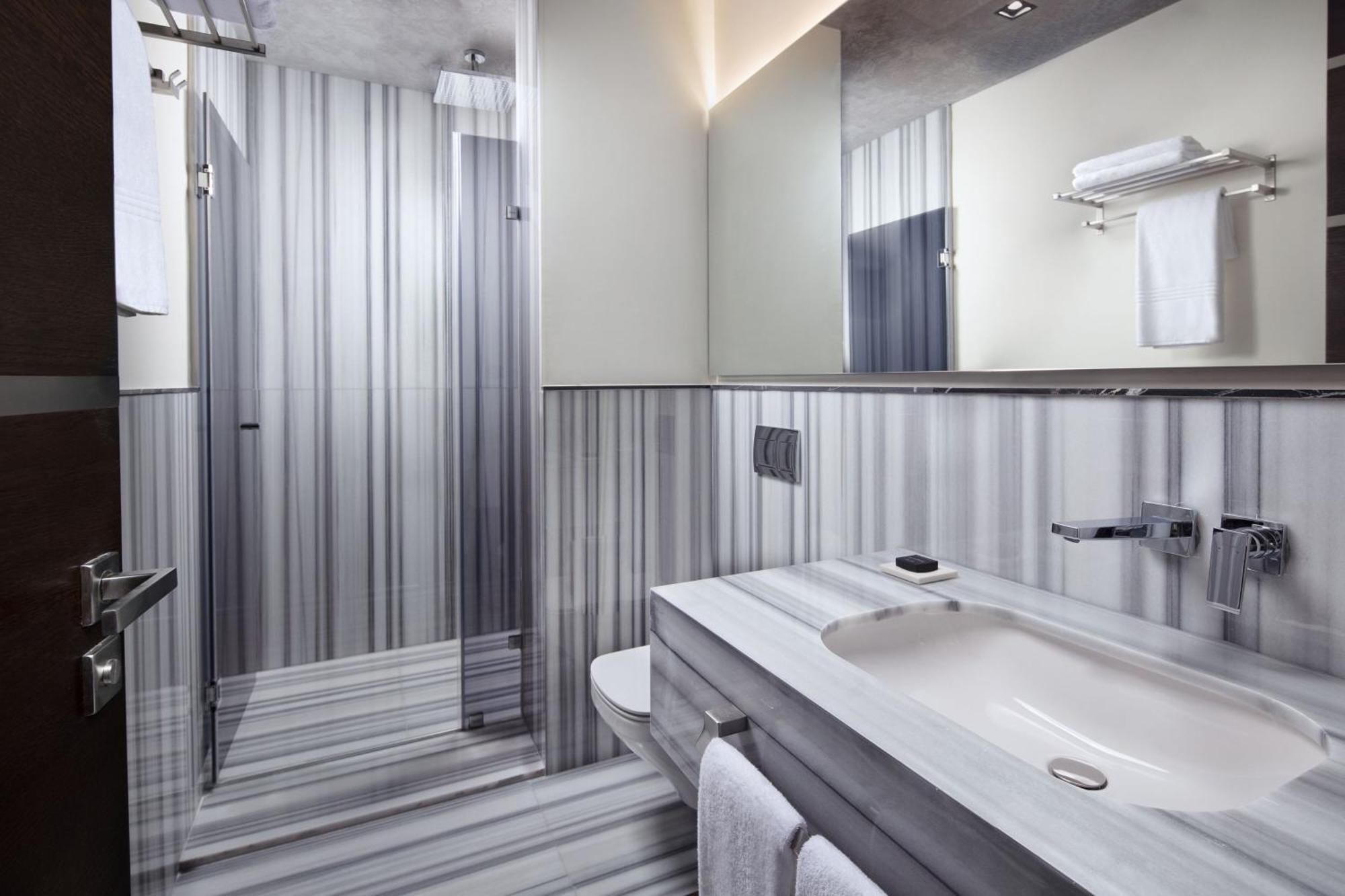 Decamondo Galata, A Tribute Portfolio Hotel 이스탄불 외부 사진 A bathroom in a hotel
